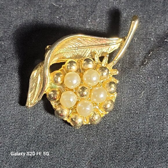 Vintage Gold Tone Flower Brooch with Faux Pearl Cluster  Lapel Pin Mid Century - Picture 2 of 4